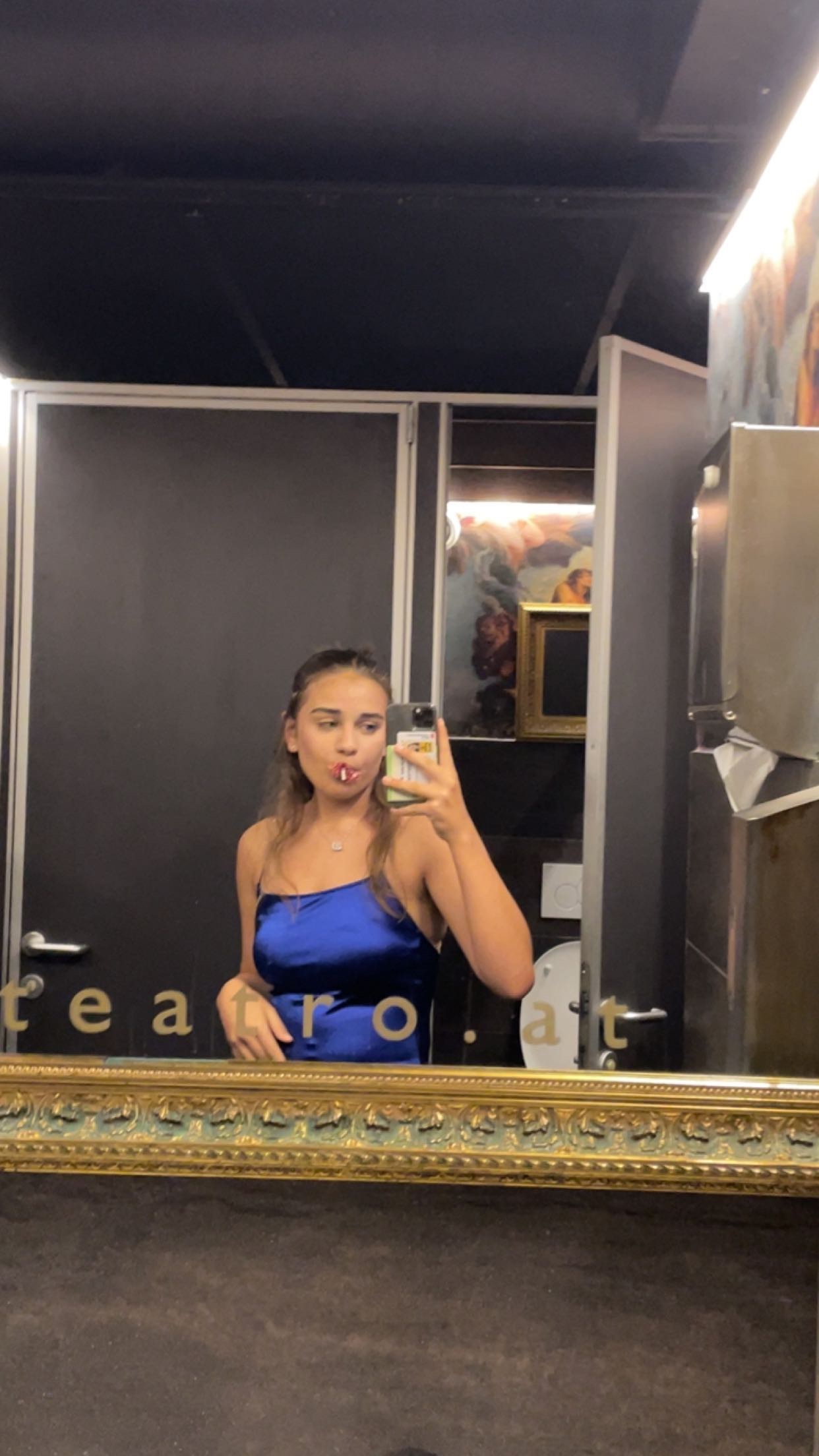 spiegelbild in blauem kleid von mir